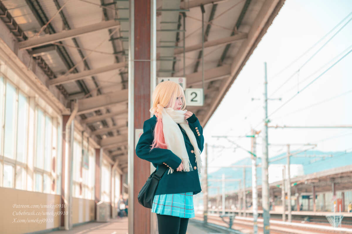 粉色长发女生cosplay