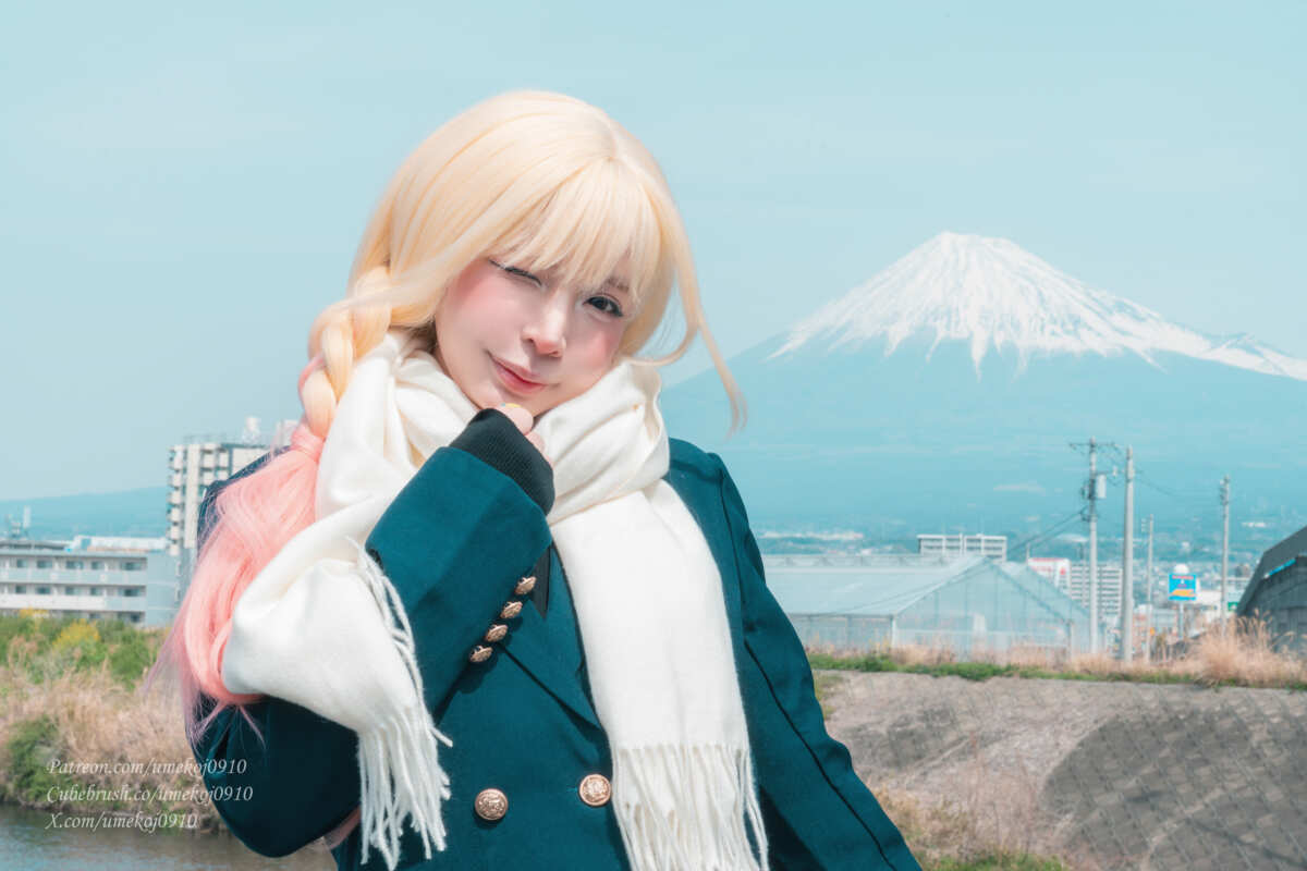 雪顶富士山下的cosplay女孩
