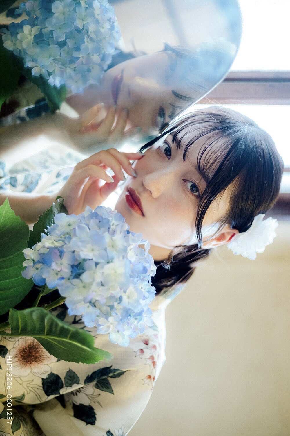 蓝色绣球花与镜面倒影