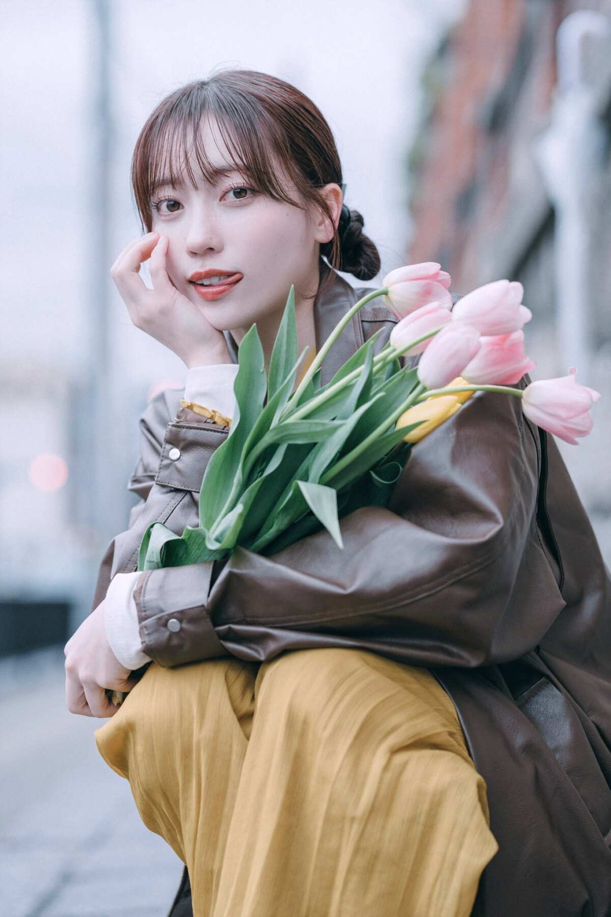 粉色郁金香与时尚女孩