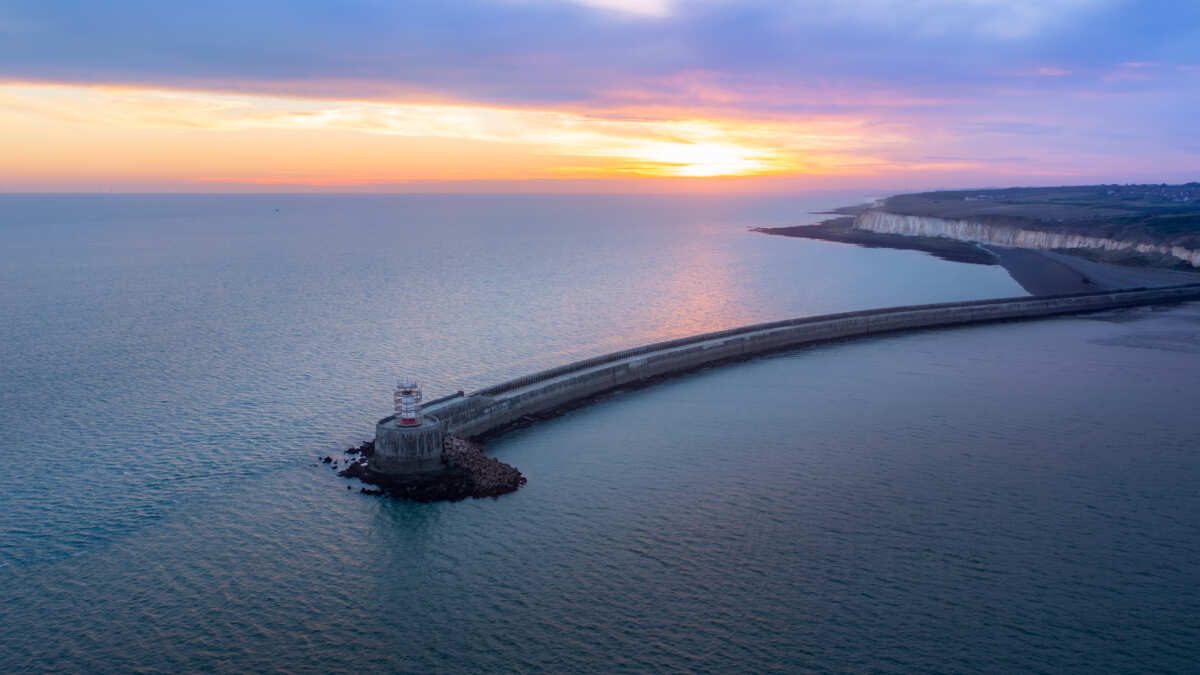 日落时分的海港灯塔