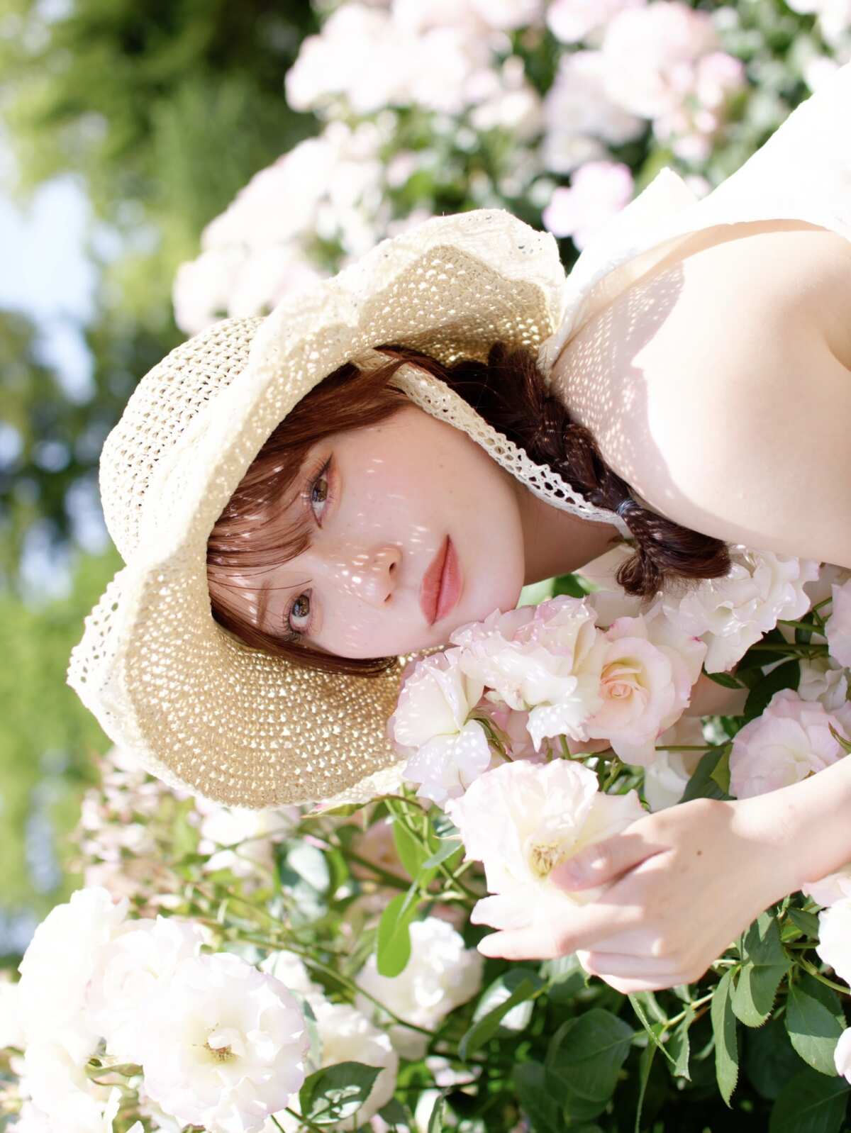 夏日花丛中的美丽女孩