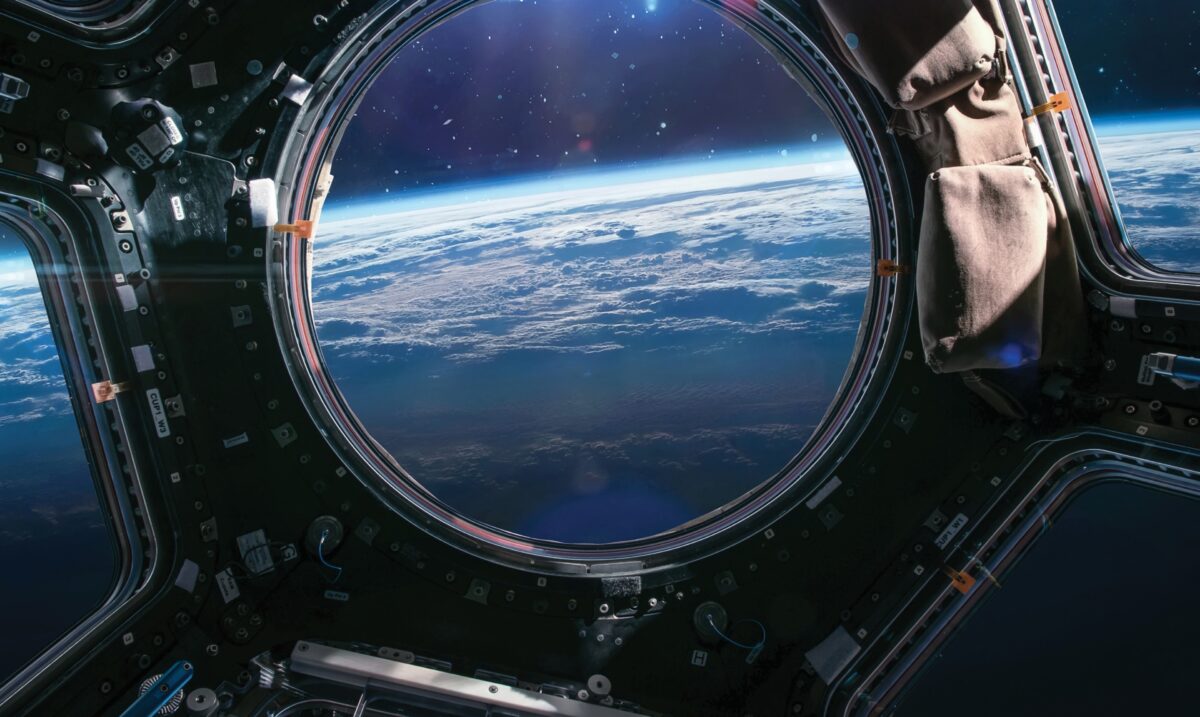 太空舱内地球全景