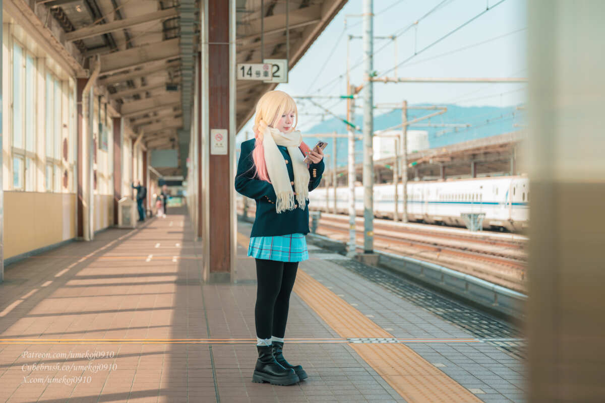 少女与火车站