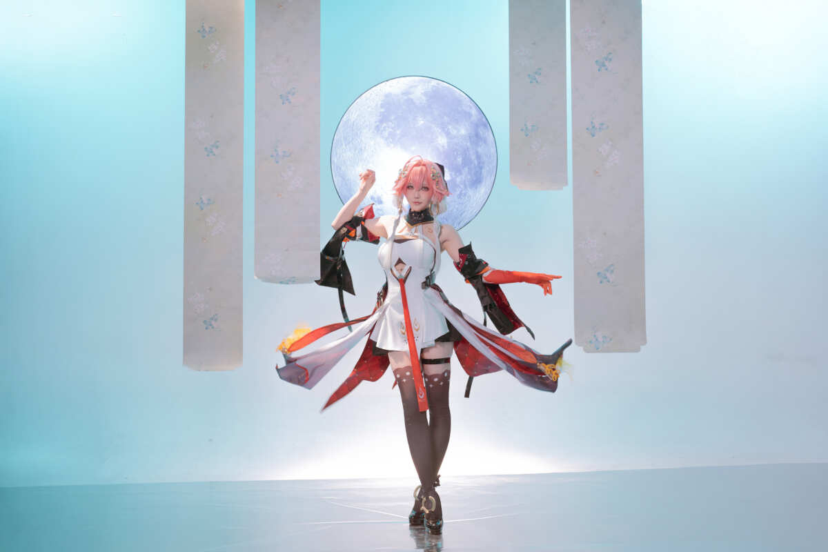 粉发少女cosplay