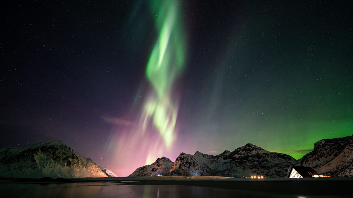 极光下的雪夜山景