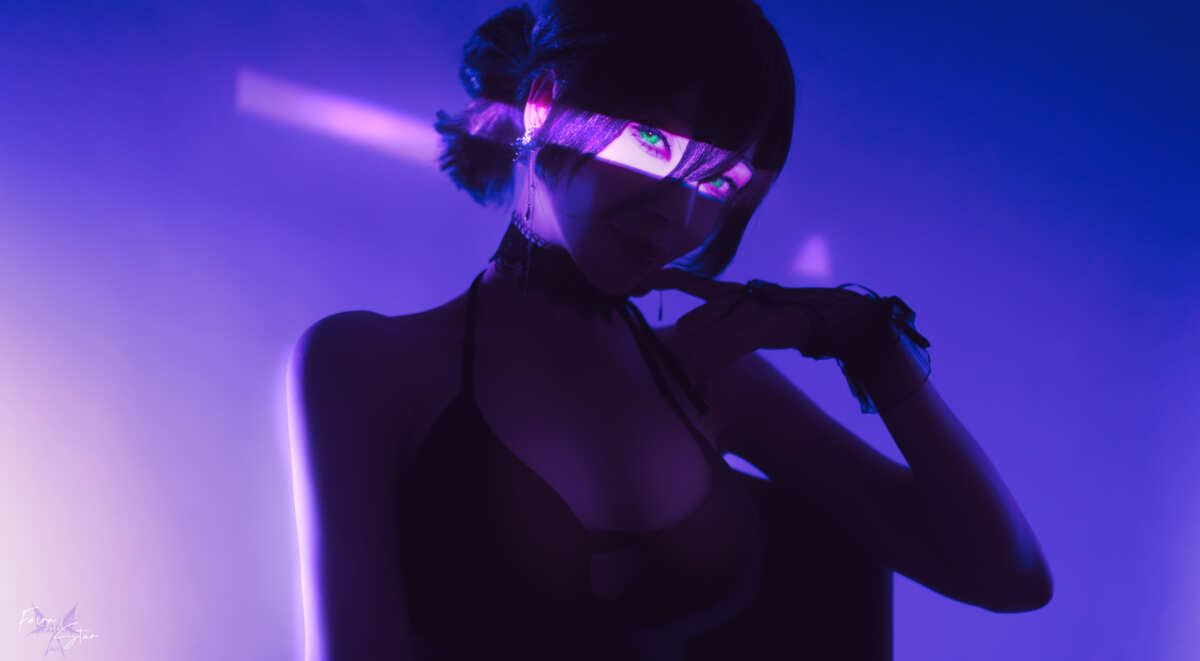 紫光下的神秘女战士