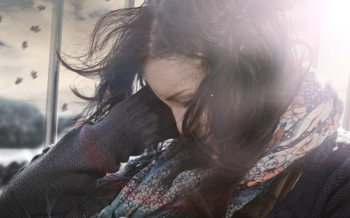 长发飘逸的女子