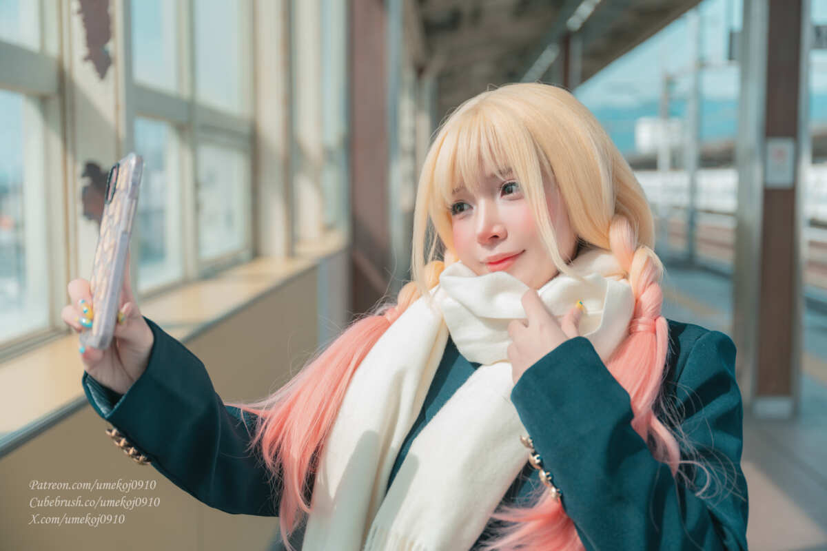 粉发双马尾少女