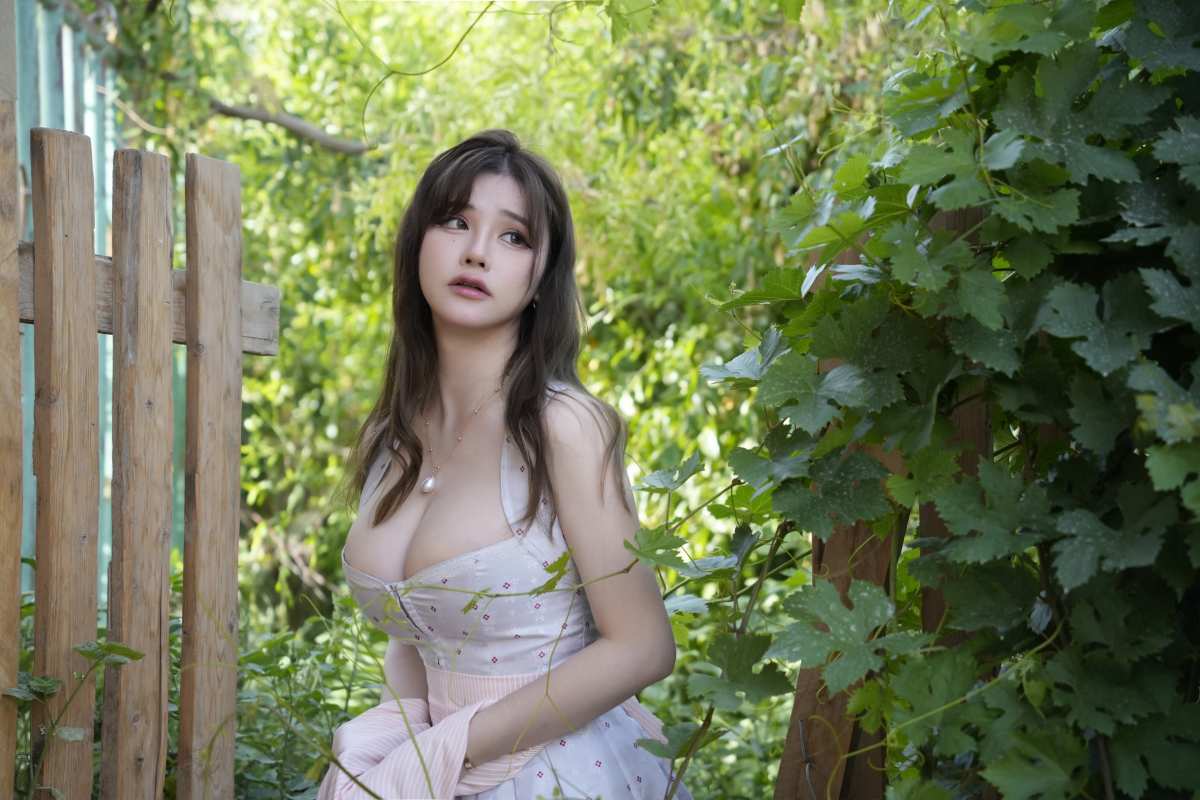 绿色花园中的优雅女性