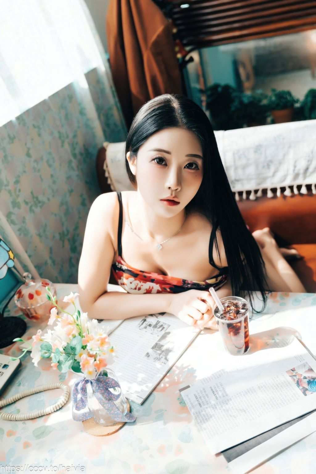 自然光下的优雅女性