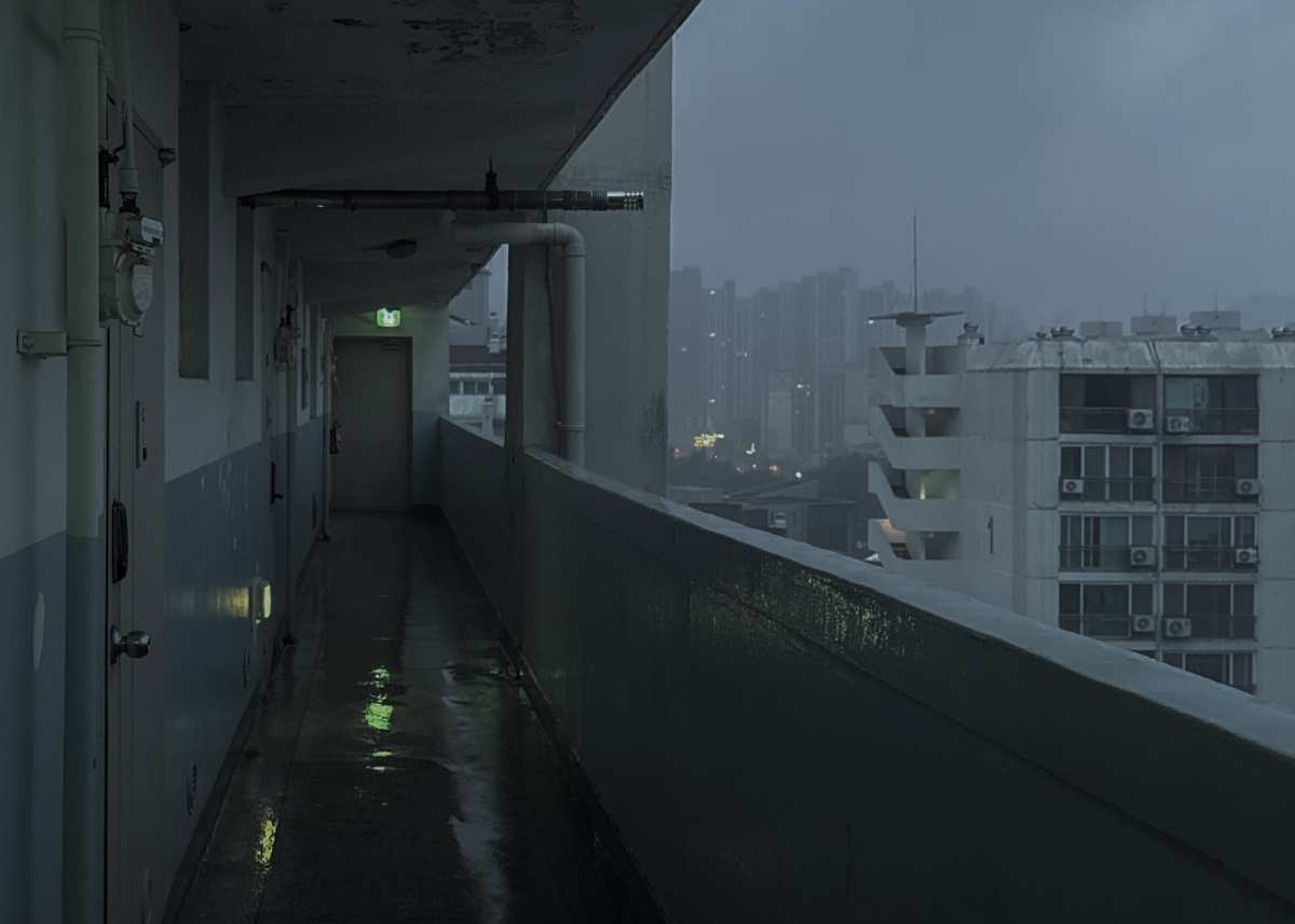 雨夜的城市走廊