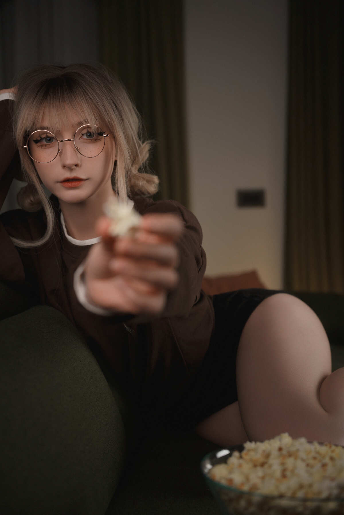 金发眼镜女孩