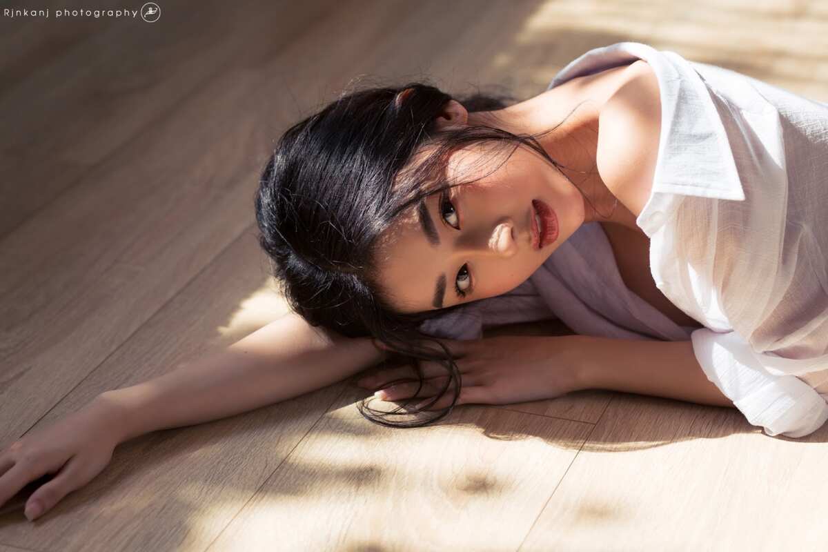阳光下的黑发女孩