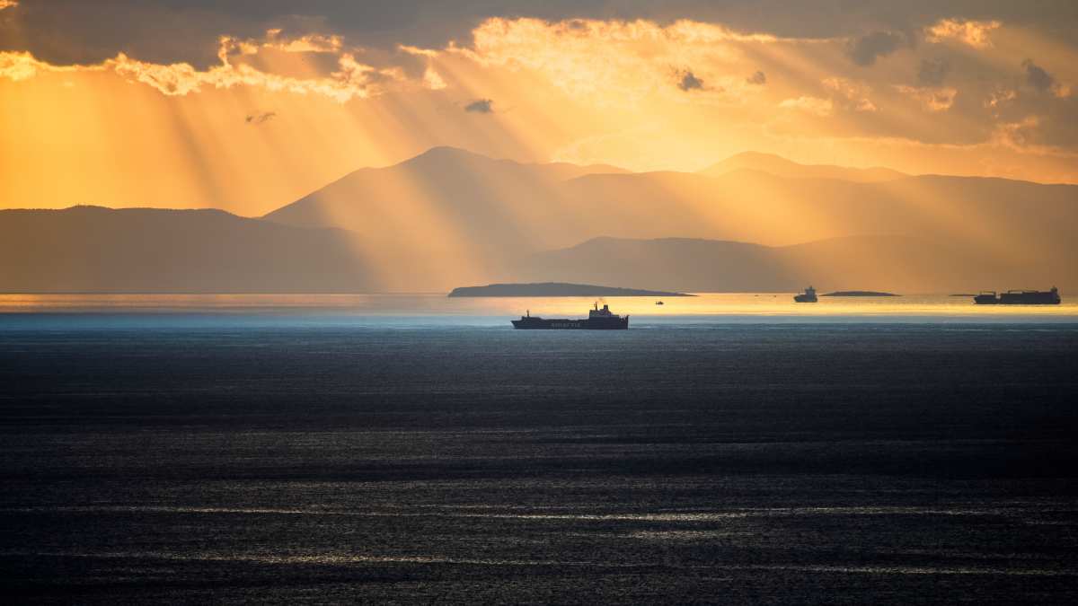 阳光下的海景