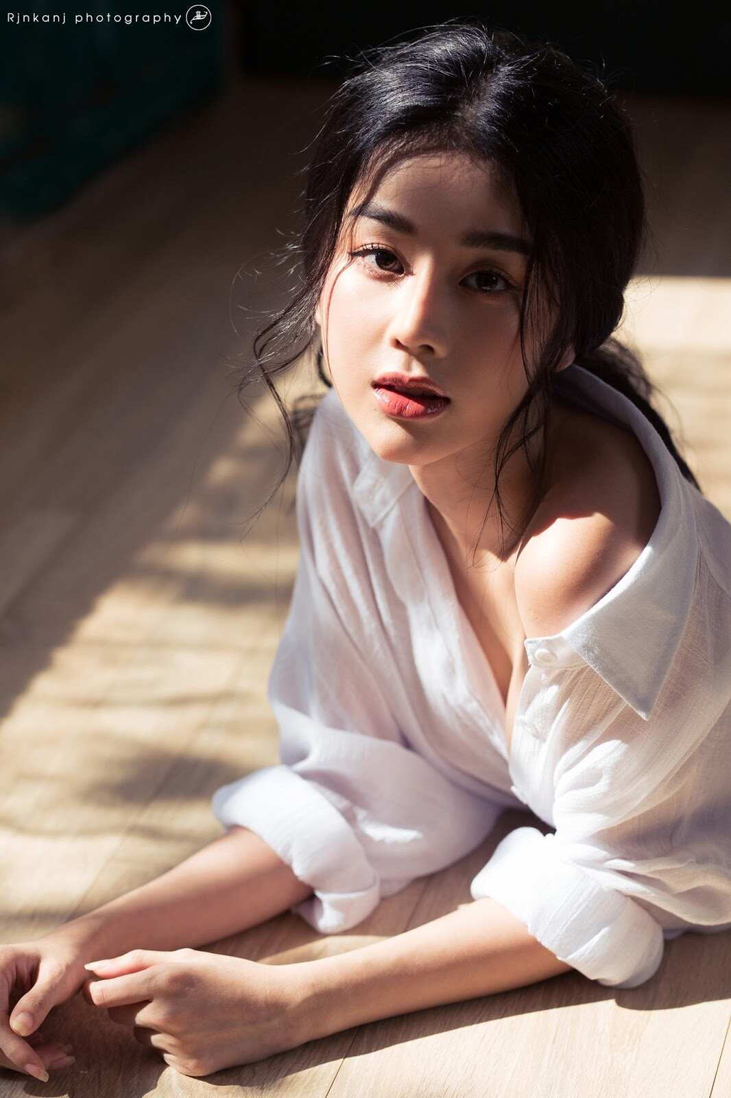 阳光下的黑发佳人