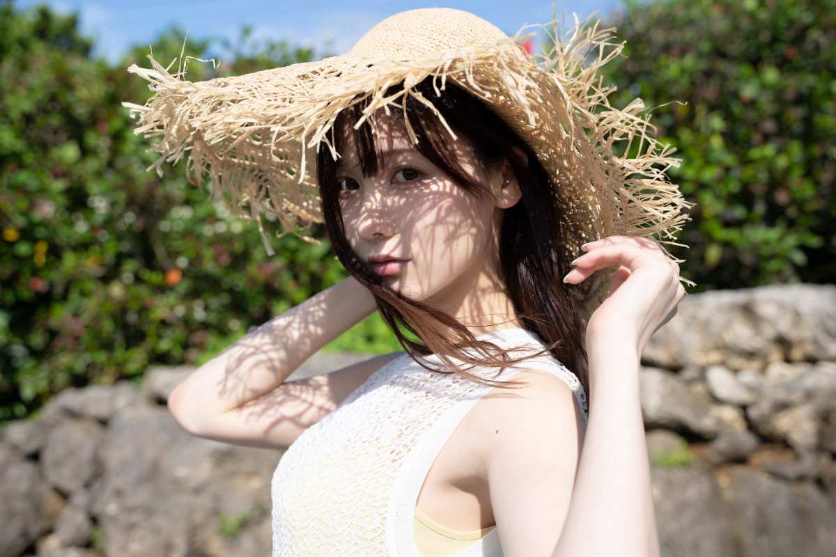 夏日阳光下的美丽模特
