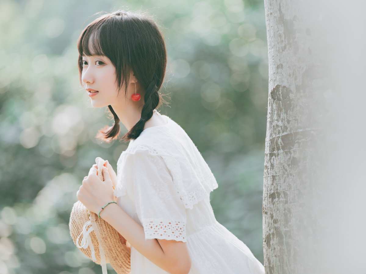 自然风光中的美丽女子