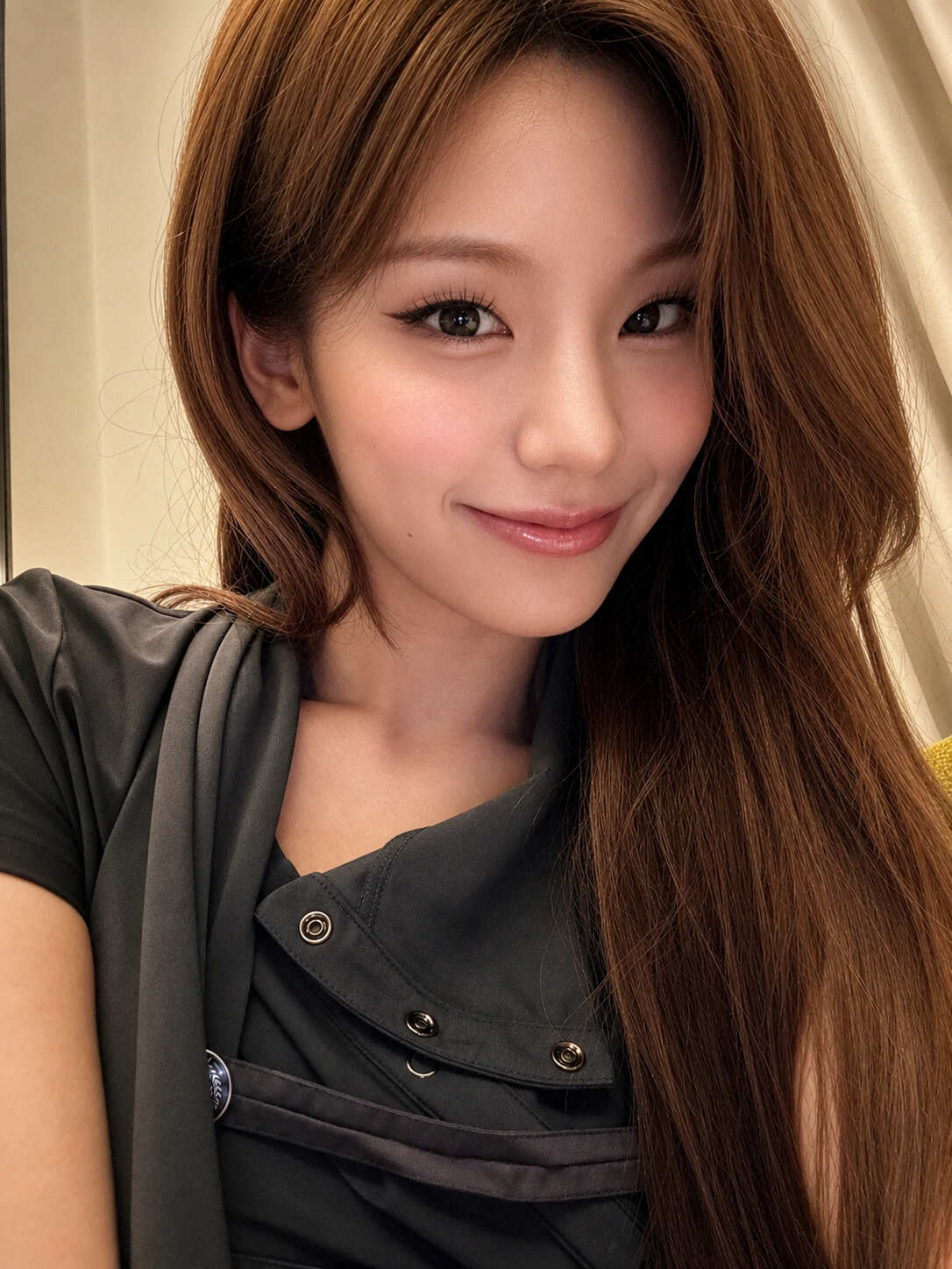 长发微笑女生