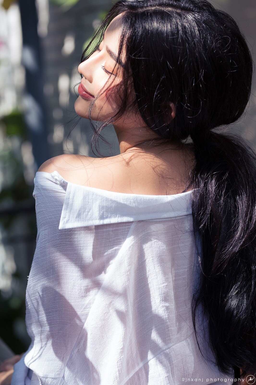 阳光下的黑发女孩
