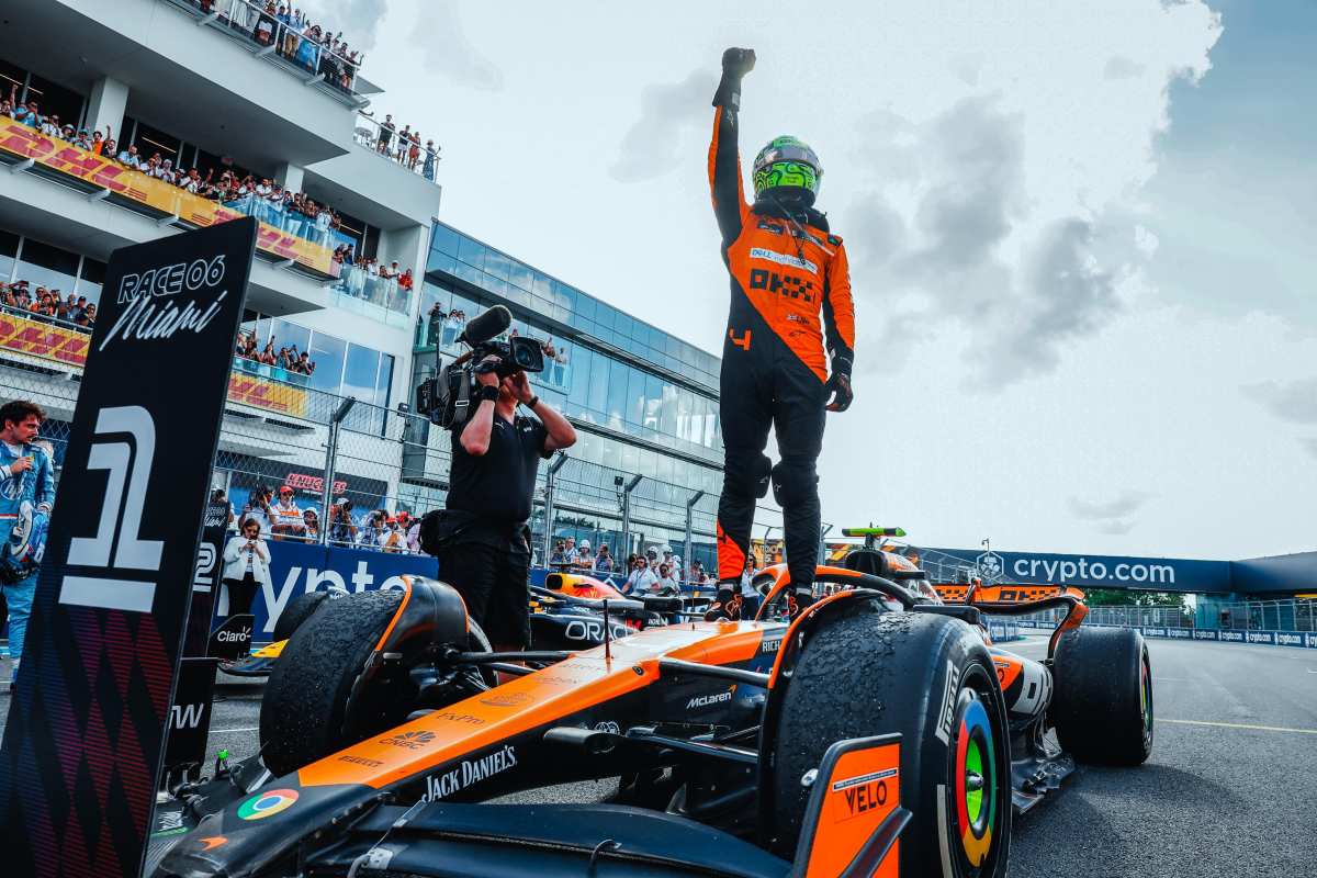 F1赛车手胜利瞬间
