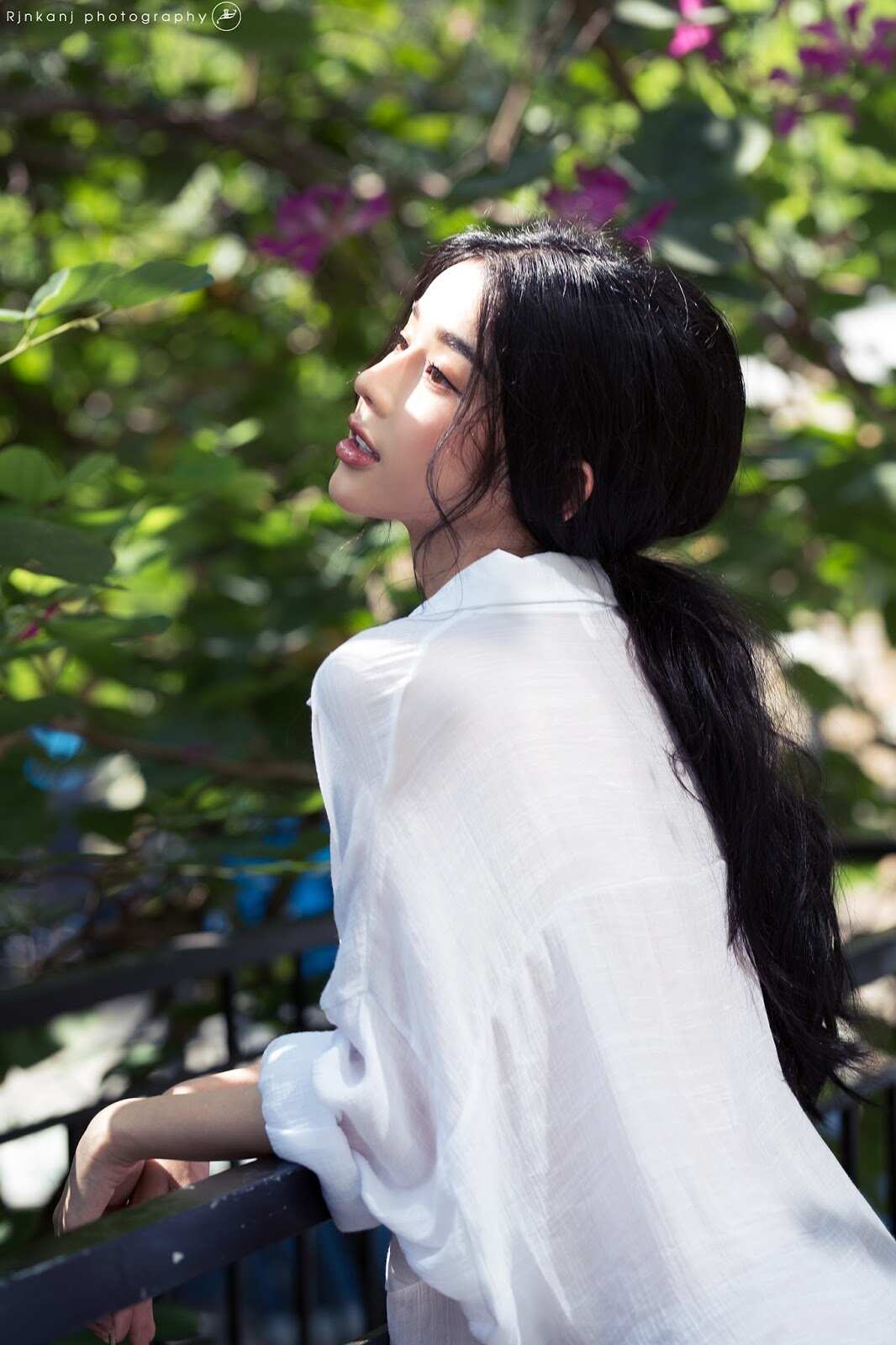 阳光下的黑发女孩