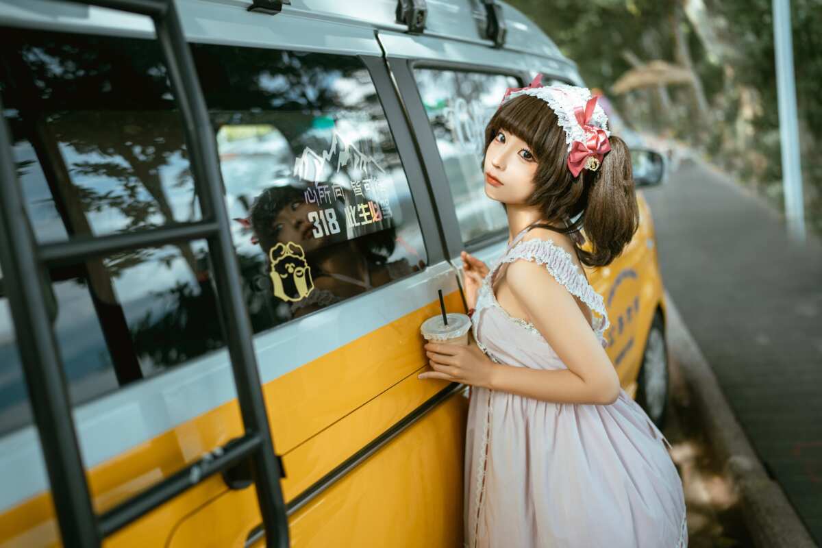 治愈系少女与黄色房车