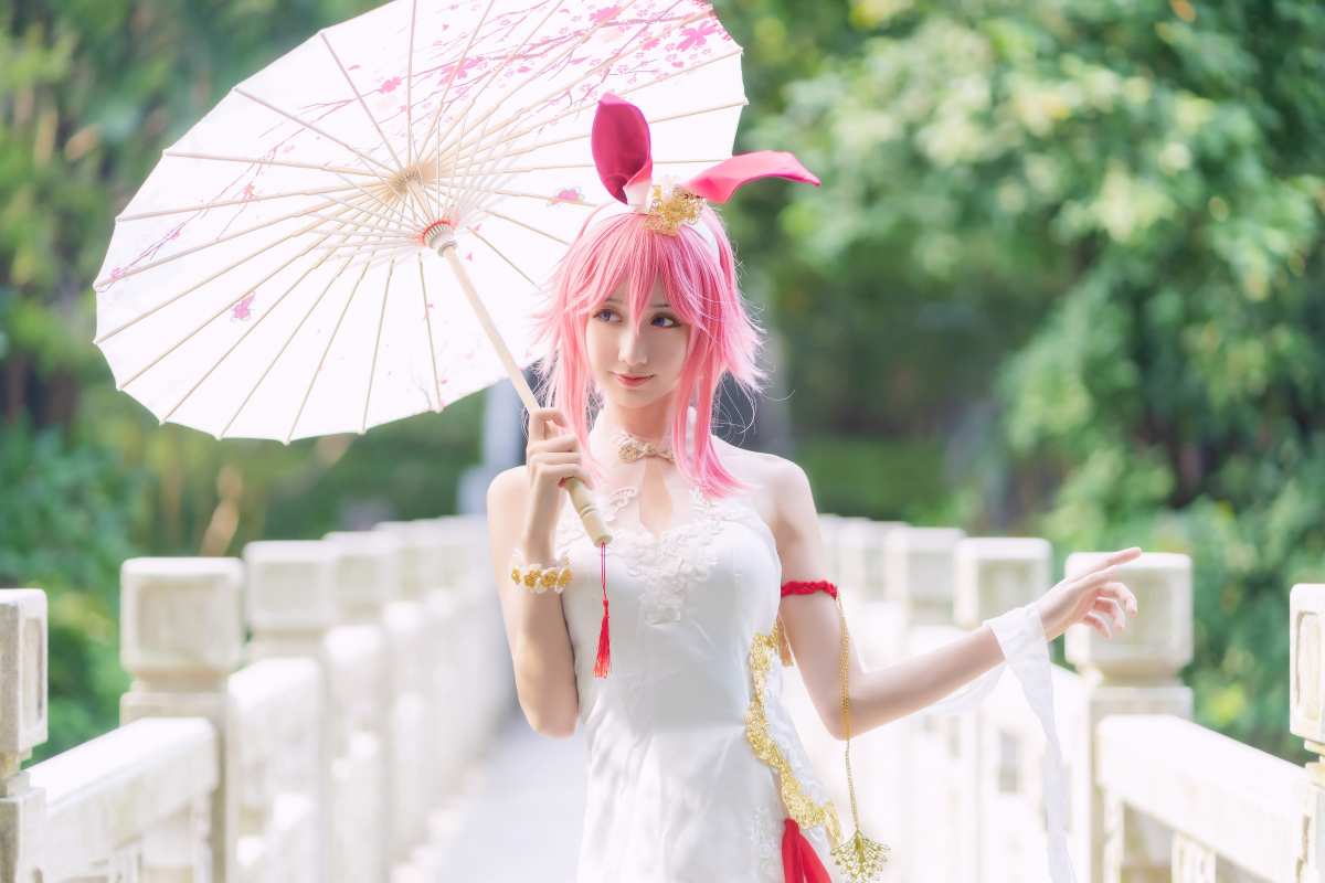 粉发兔耳少女cosplay