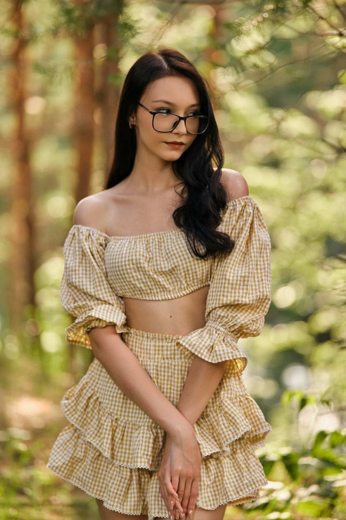 自然风光中的时尚女性