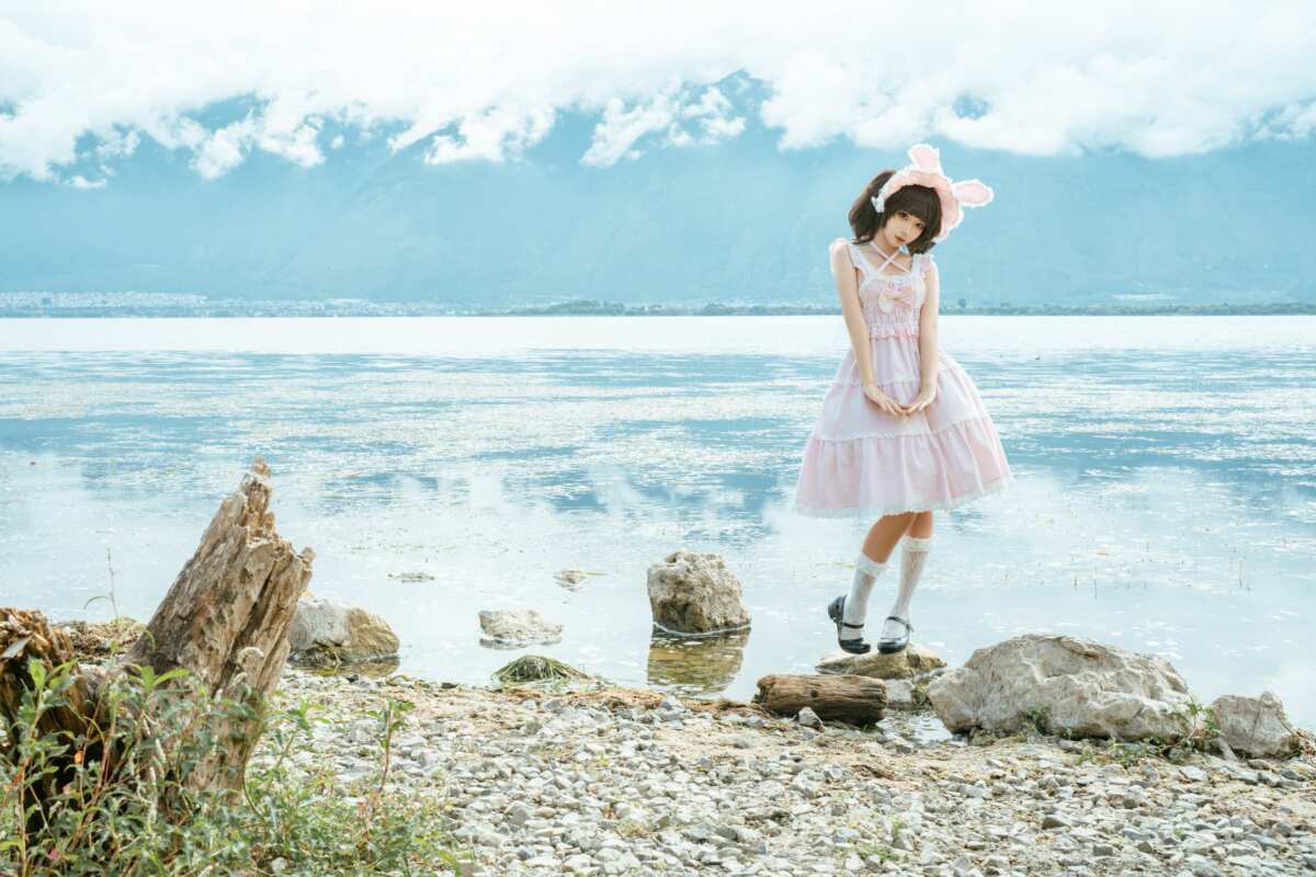 湖畔少女