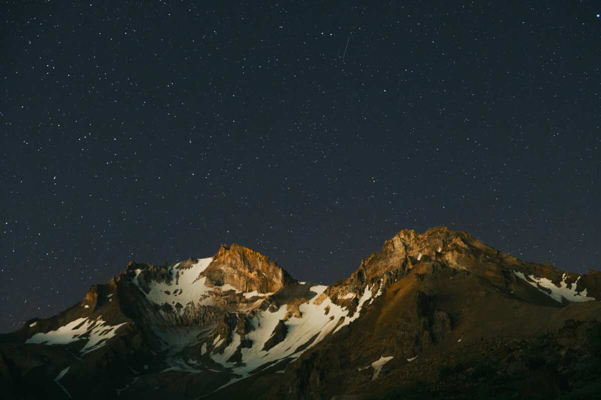 星空下的雪山