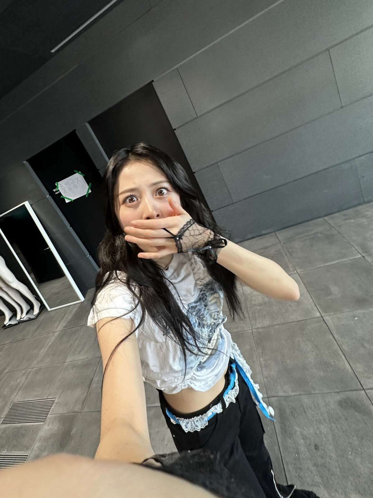 黑发女孩自拍