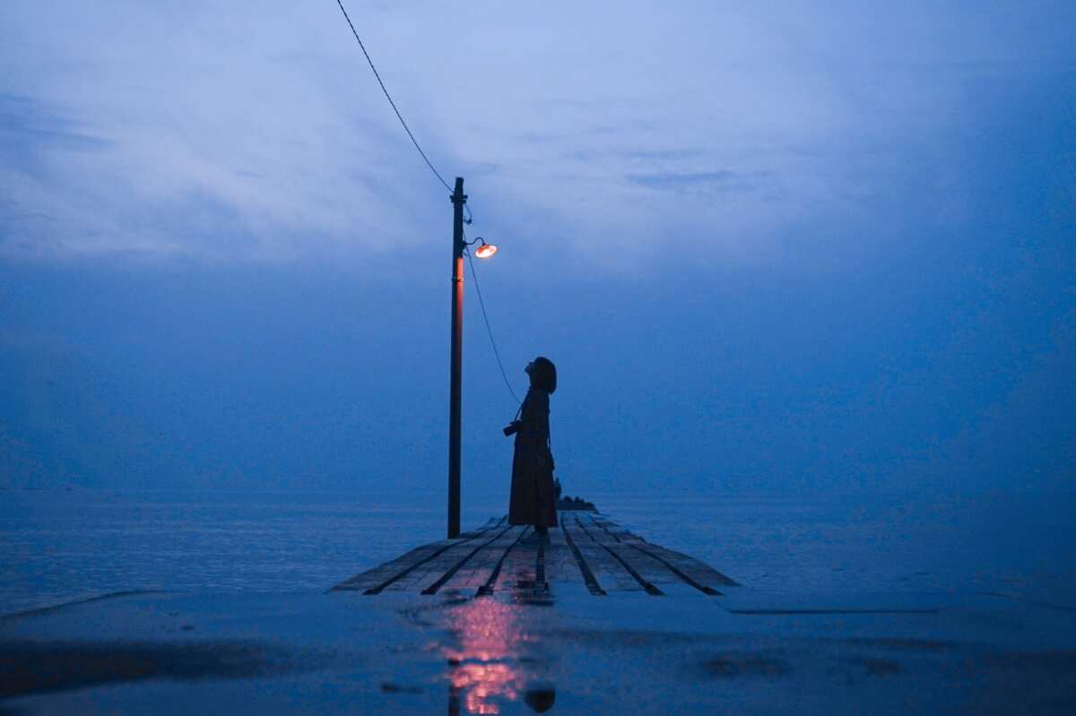 雾海中的街灯