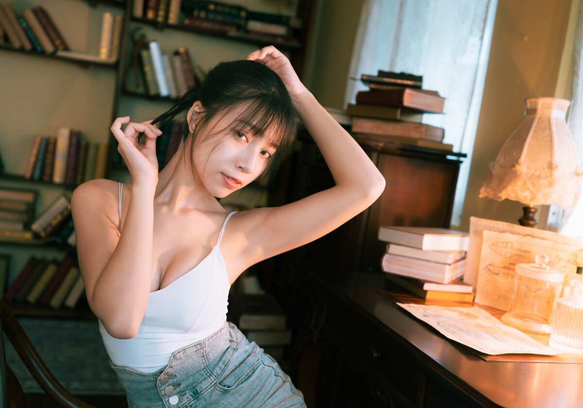 优雅书桌前的沉思