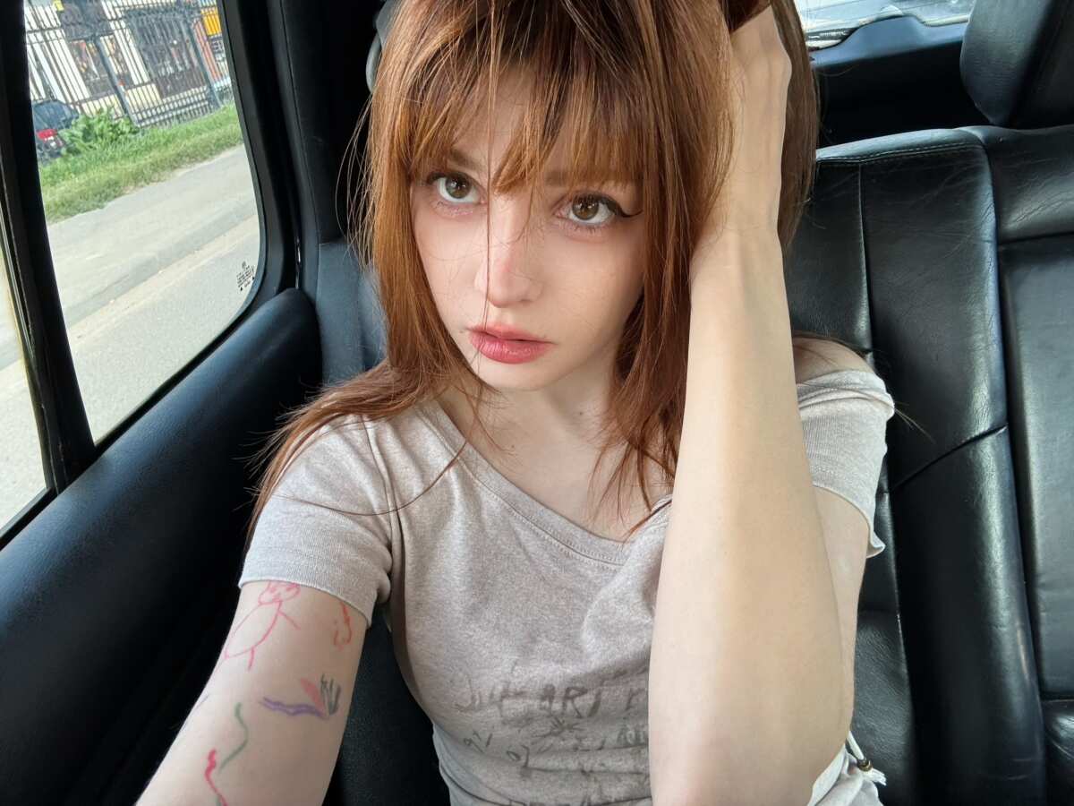 红发女孩车内自拍