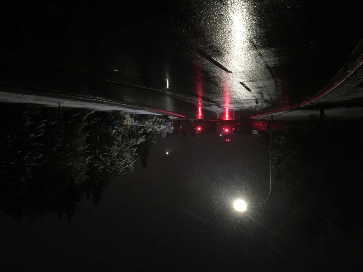 夜幕下的湿滑道路