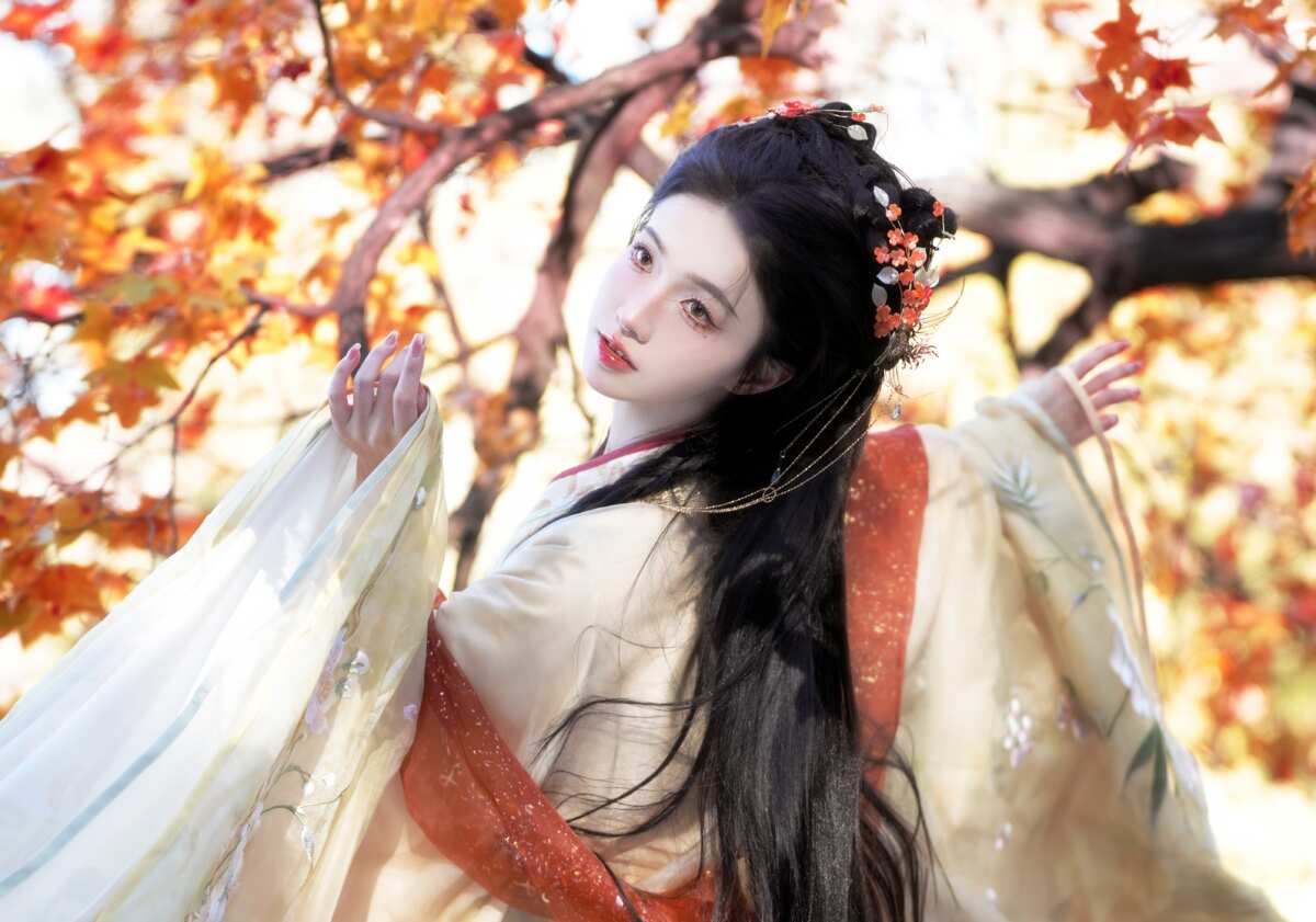 秋日枫叶下的古装美人