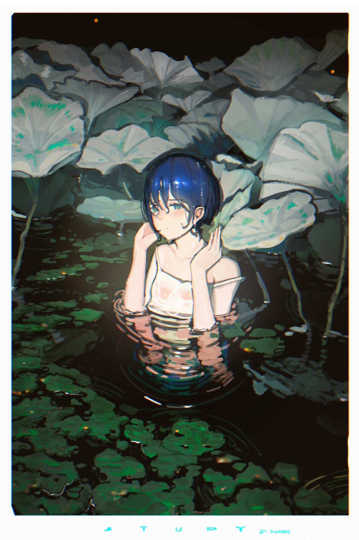 蓝色短发女孩在水中