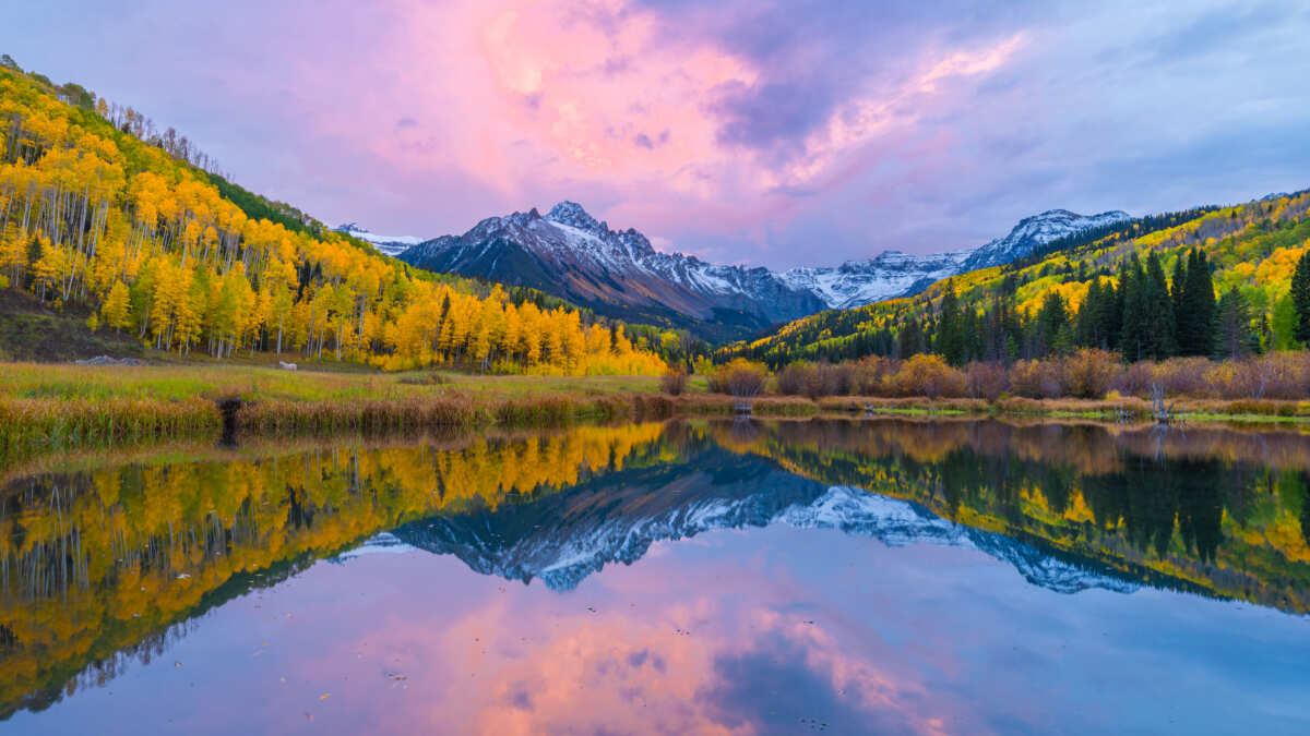 秋日山湖美景