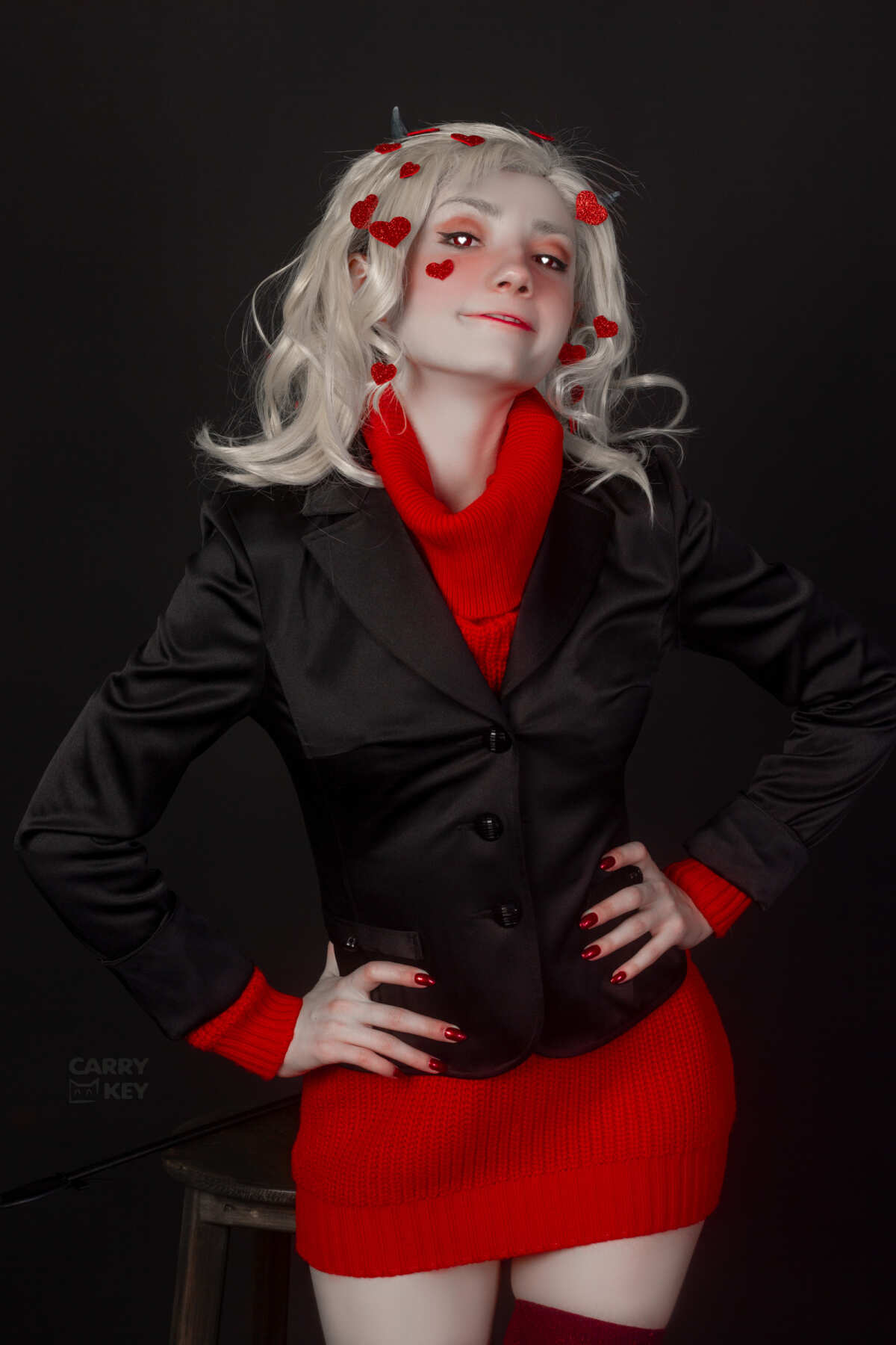 红色心形装饰的cosplay女性