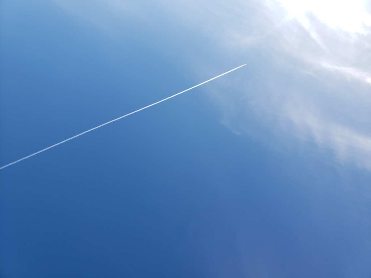 晴空下的飞机尾迹