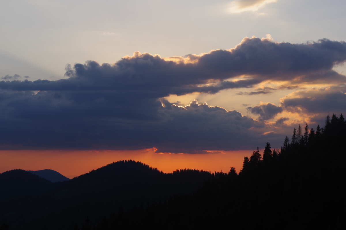 日落山景