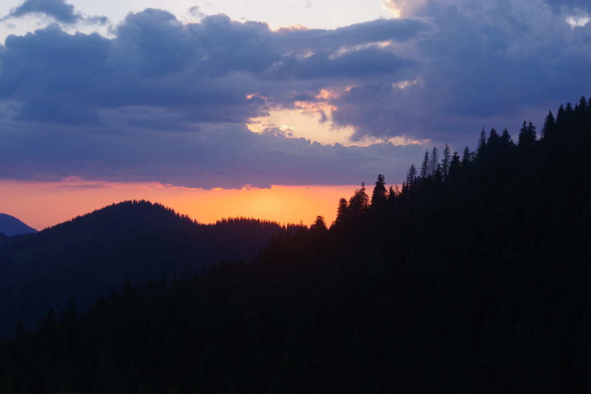 日落山景