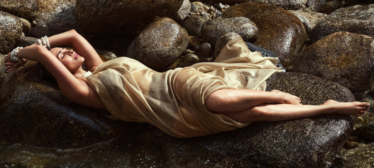 湿发裸足女星