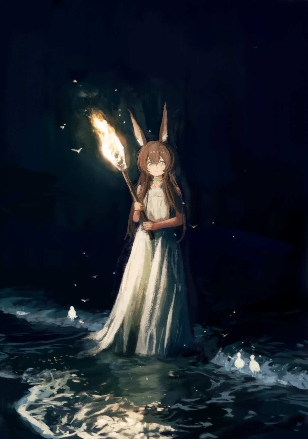 夜晚海滩上的火炬女孩