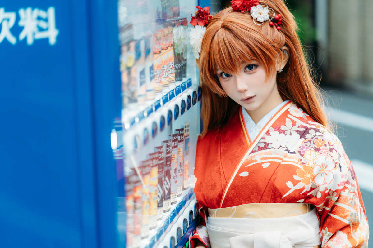 红发双马尾Cosplay女生