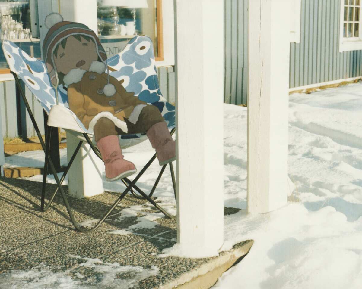 雪地中的卡通女孩