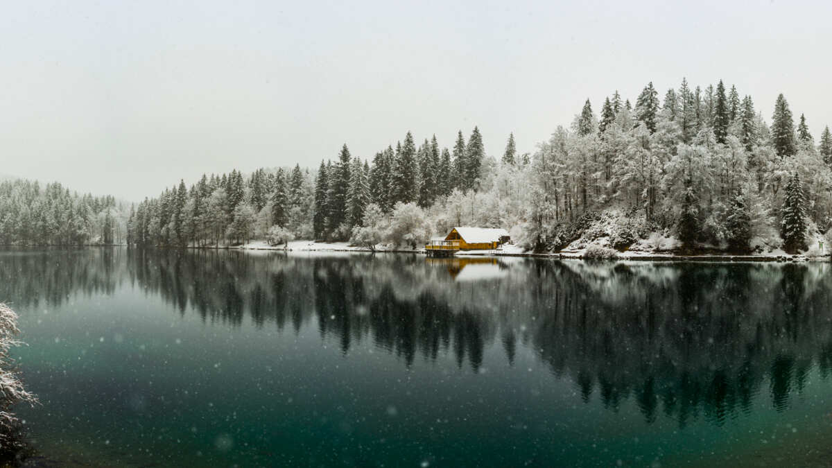 雪景湖畔小木屋