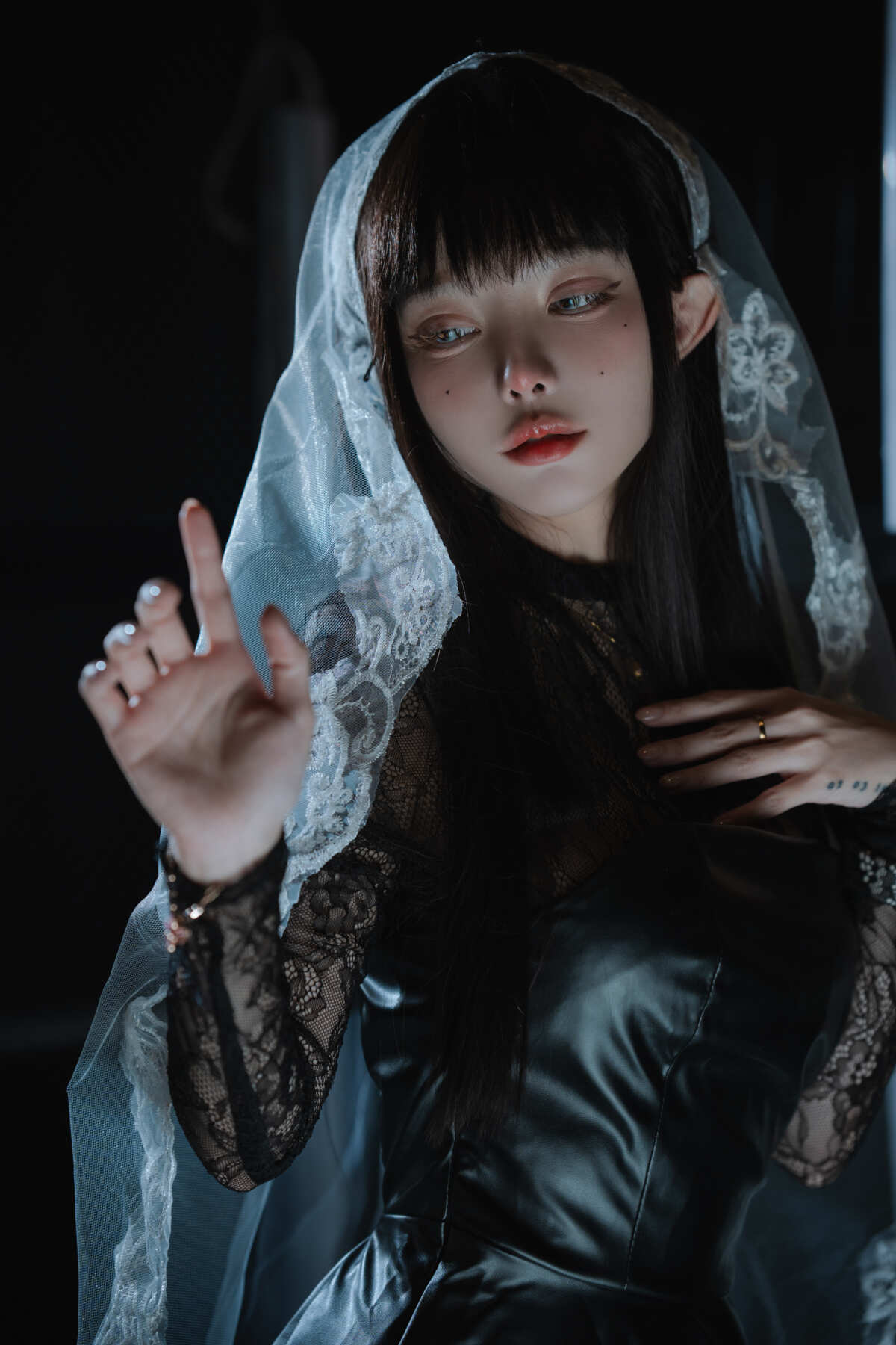 黑色蕾丝与薄纱