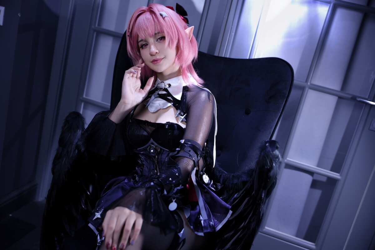 粉色长发女生cosplay